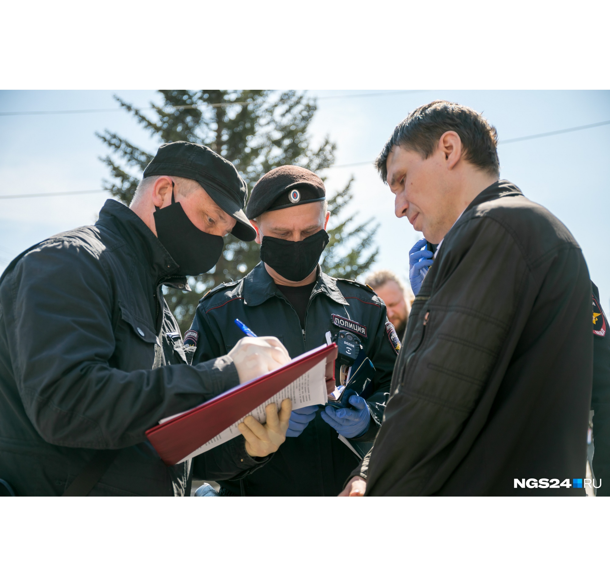 Из документов у мужчины был только паспорт Из документов у мужчины был только паспорт