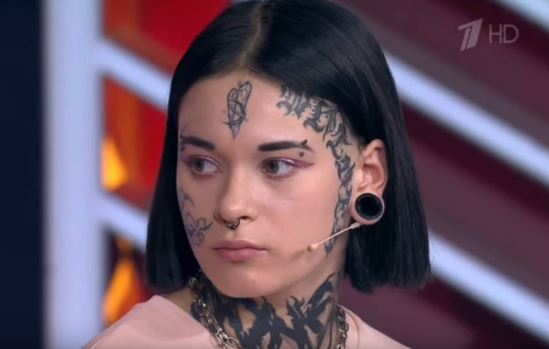 Омичка с татуированным лицом родила ребенка в 15 лет и бросила его — ее пригласили на Первый канал