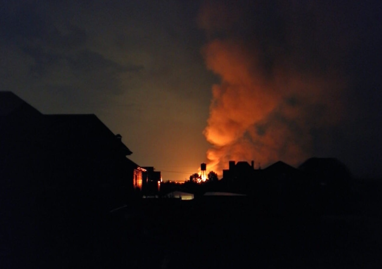 Ударила молния: под Тюменью пожарным пришлось тушить объятый пламенем деревянный дом