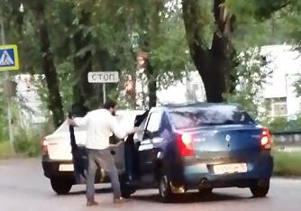 Дорожные разборки в Ярославле: разъярённый водитель одним ударом разбил стекло машины