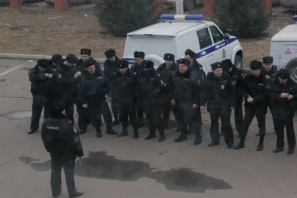 Многие, по словам источника, вышли на работу в выходной день Многие, по словам источника, вышли на работу в выходной день