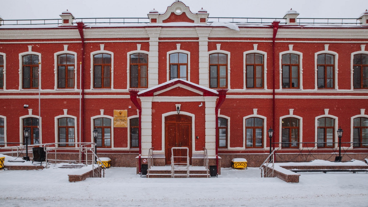 Это здание построил купец Андрей Текутьев. В нем раньше находилась больница, а теперь работают прокуроры города
