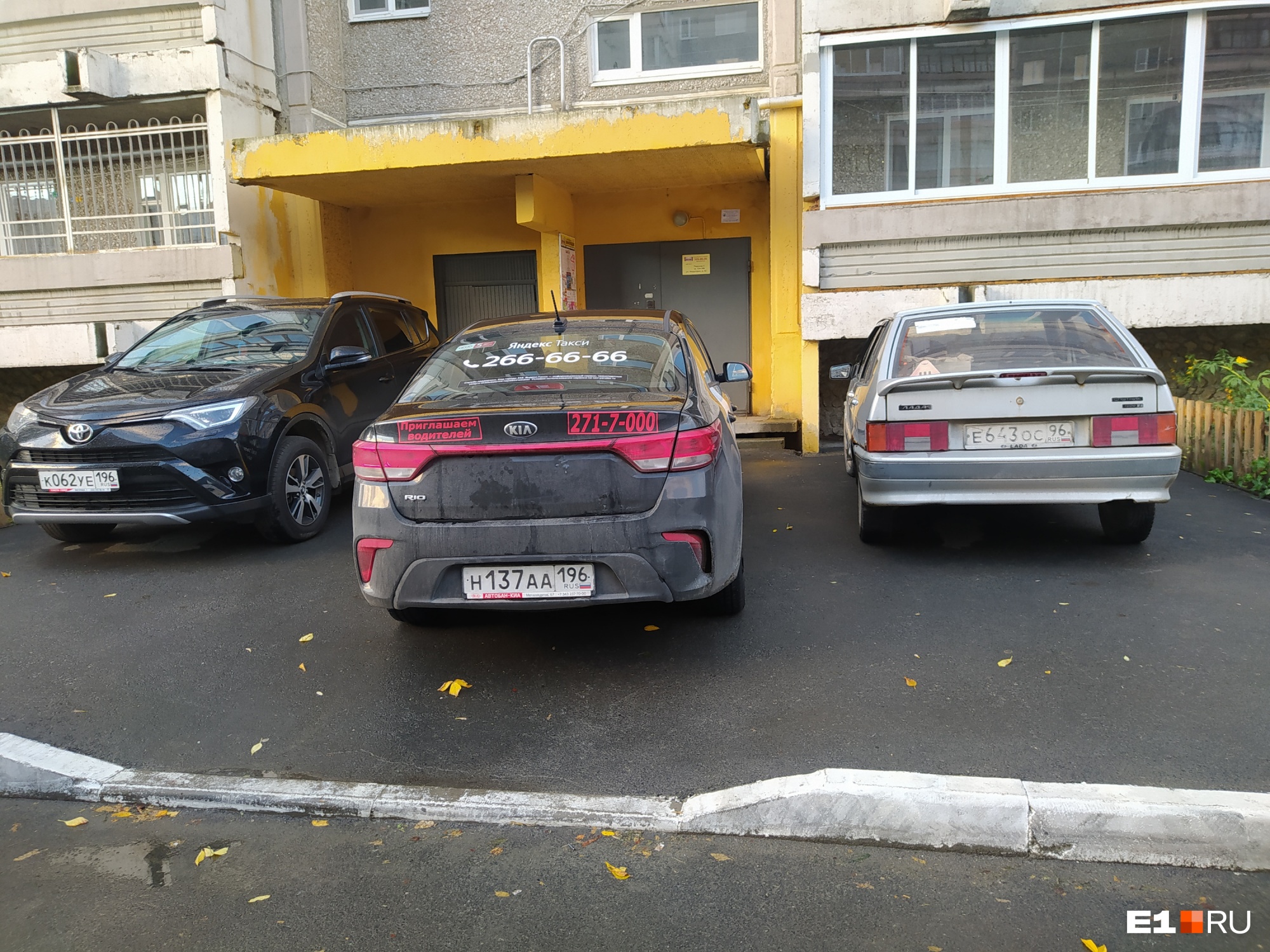 «Я паркуюсь как...»: автохамы в Екатеринбурге блокируют движение трамваев и перекрывают входы в суды