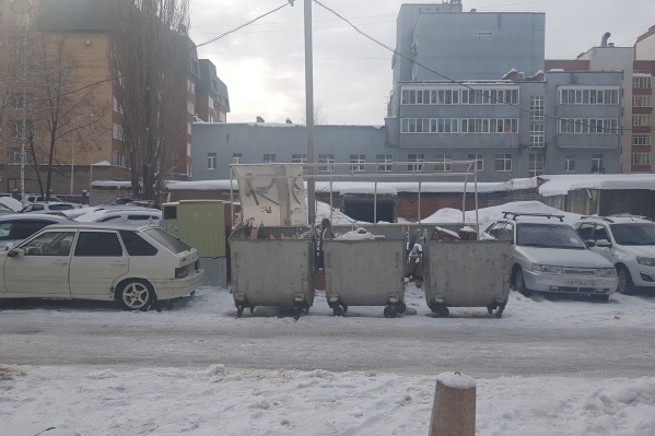 Мужчина оставил автомобиль сбоку от баков, полагая, что не помешает мусоровозу Мужчина оставил автомобиль сбоку от баков, полагая, что не помешает мусоровозу