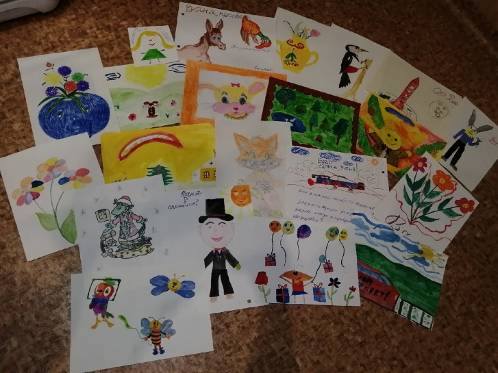 Эти рисунки Ивану принесли его одноклассники, пока он проходил лечение и реабилитацию