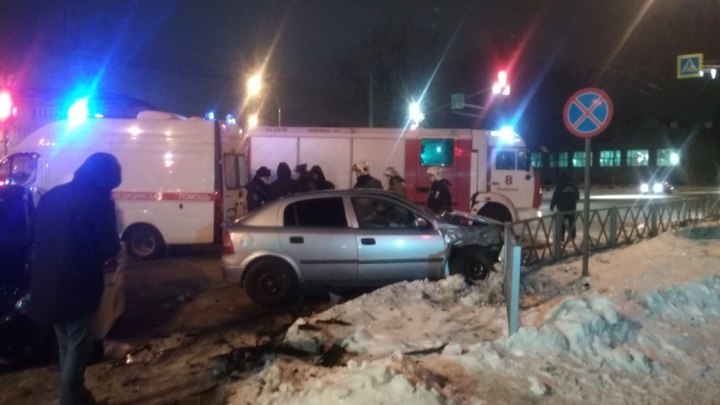 Спасатели и врачи в чумных костюмах: в Ярославской области в ДТП пострадали три человека