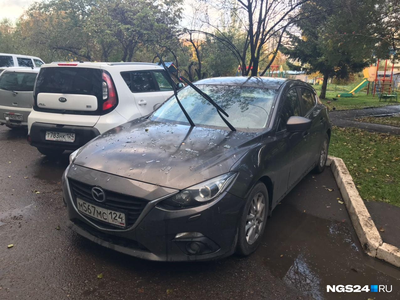 Стекло от разбившихся окон долетело до припаркованного автомобиля. Машина стоит примерно в 15 метрах от здания. Стекло от разбившихся окон долетело до припаркованного автомобиля. Машина стоит примерно в 15 метрах от здания. 