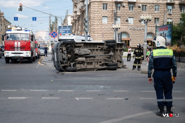 Страшная авария произошла на злополучном перекрестке в центре Волгограда 18 августа Страшная авария произошла на злополучном перекрестке в центре Волгограда 18 августа 