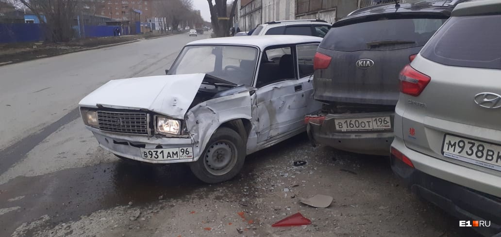 На Химмаше водитель ВАЗ-2107 влетел в припаркованные машины и сбежал с места аварии