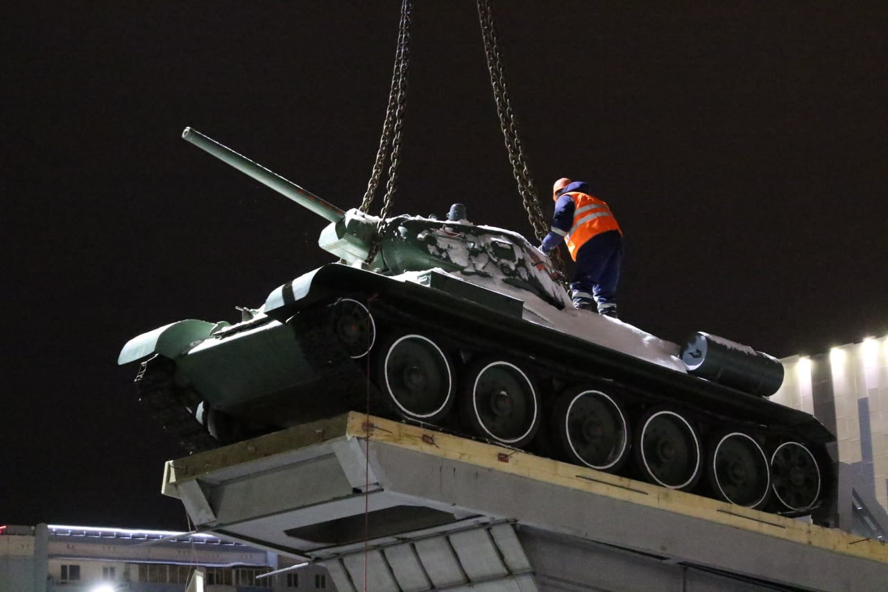 Танк Т-34 перевезли от президентского кадетского училища на кольцевую развязку в Кемерово