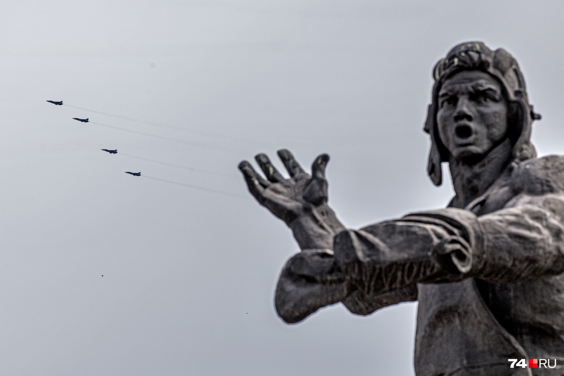 В Челябинске полноценного парада не было, в небо взмыла военная техника
