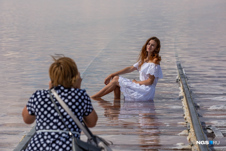 Главное занятие для туристов на озере — фотосессии