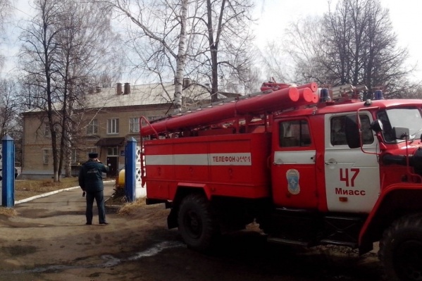 Воспитанники ждали на улице, когда пожарные обследуют здание Воспитанники ждали на улице, когда пожарные обследуют здание