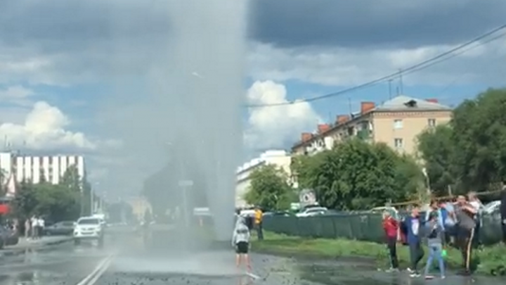 Коммунальный фонтан на улице в Челябинске превратился в бесплатную автомойку под открытым небом