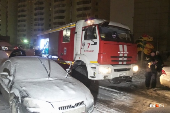 На вызов приехали четыре пожарные машины, скорая и полиция На вызов приехали четыре пожарные машины, скорая и полиция