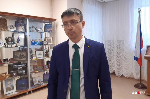 Говорили на общественной комиссии и о том, что нужно делать систему отвода воды с территории сквера, поскольку он стоит в низине и часто затоплен водой. По словам Владимира Шадрина, в администрации начнут работу над вариантами, как можно исправить ситуацию Говорили на общественной комиссии и о том, что нужно делать систему отвода воды с территории сквера, поскольку он стоит в низине и часто затоплен водой. По словам Владимира Шадрина, в администрации начнут работу над вариантами, как можно исправить ситуацию