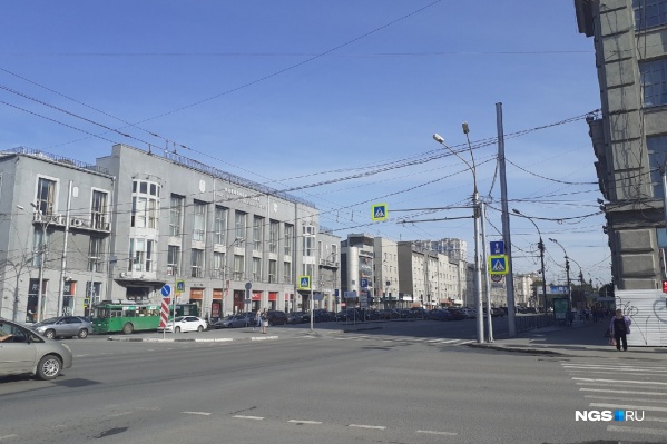 На Красном проспекте становится всё меньше бесплатных парковок На Красном проспекте становится всё меньше бесплатных парковок