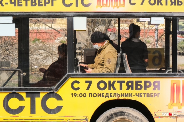 Пермякам настоятельно рекомендуют надевать защитные маски в салонах автобусов Пермякам настоятельно рекомендуют надевать защитные маски в салонах автобусов