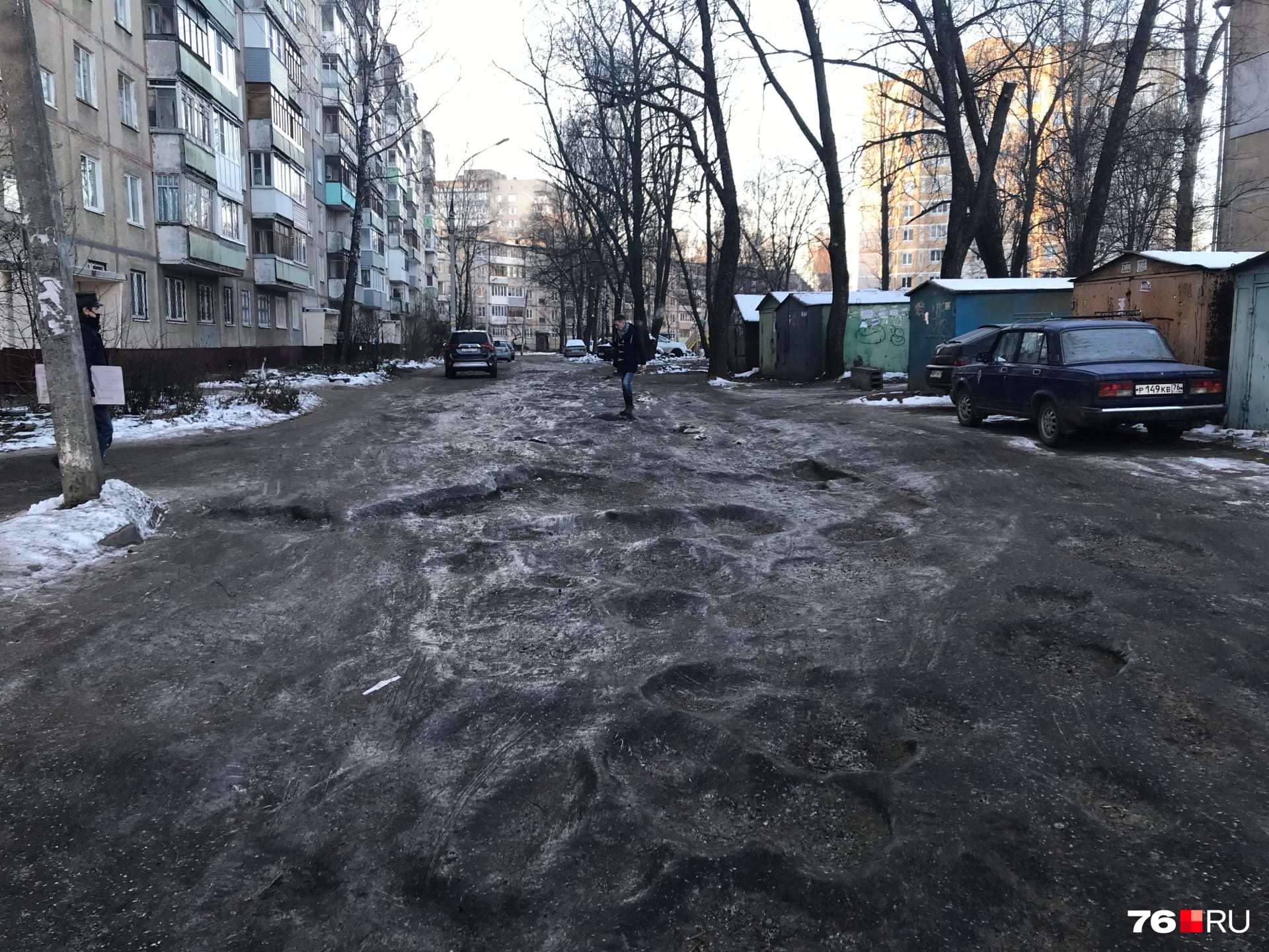 На гололед и кратеры жалуются люди из разных районов Ярославля На гололед и кратеры жалуются люди из разных районов Ярославля