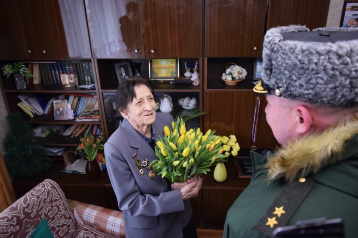 Зинаиде Фёдоровне в честь праздника подарили цветы
