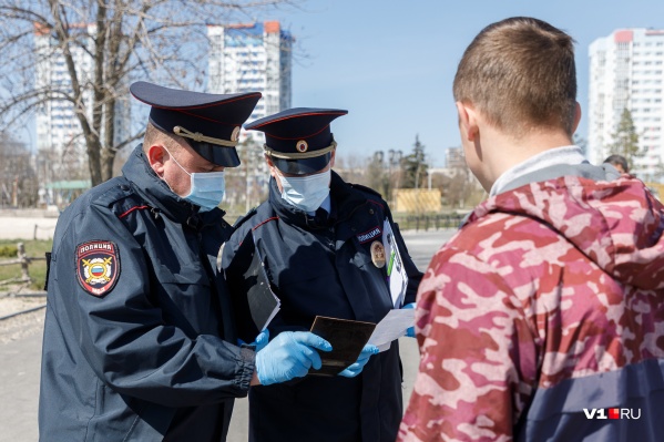Во время рейдов силовики выборочно проверяют документы и выясняют цели выхода на улицу Во время рейдов силовики выборочно проверяют документы и выясняют цели выхода на улицу