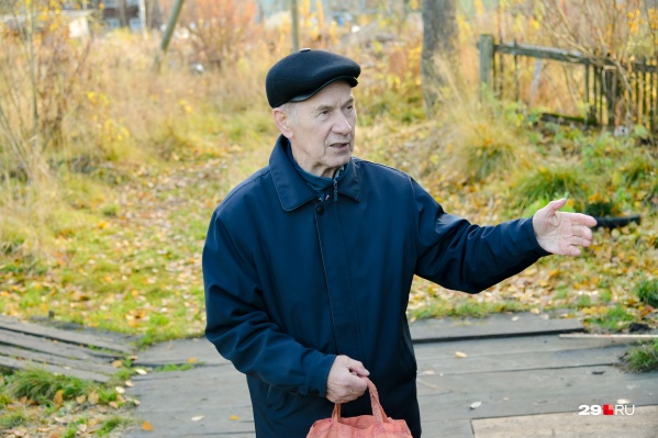 Владимиру Дмитриевичу Минину 82 года, и он занимается решением проблем поселка настолько, насколько это возможно Владимиру Дмитриевичу Минину 82 года, и он занимается решением проблем поселка настолько, насколько это возможно