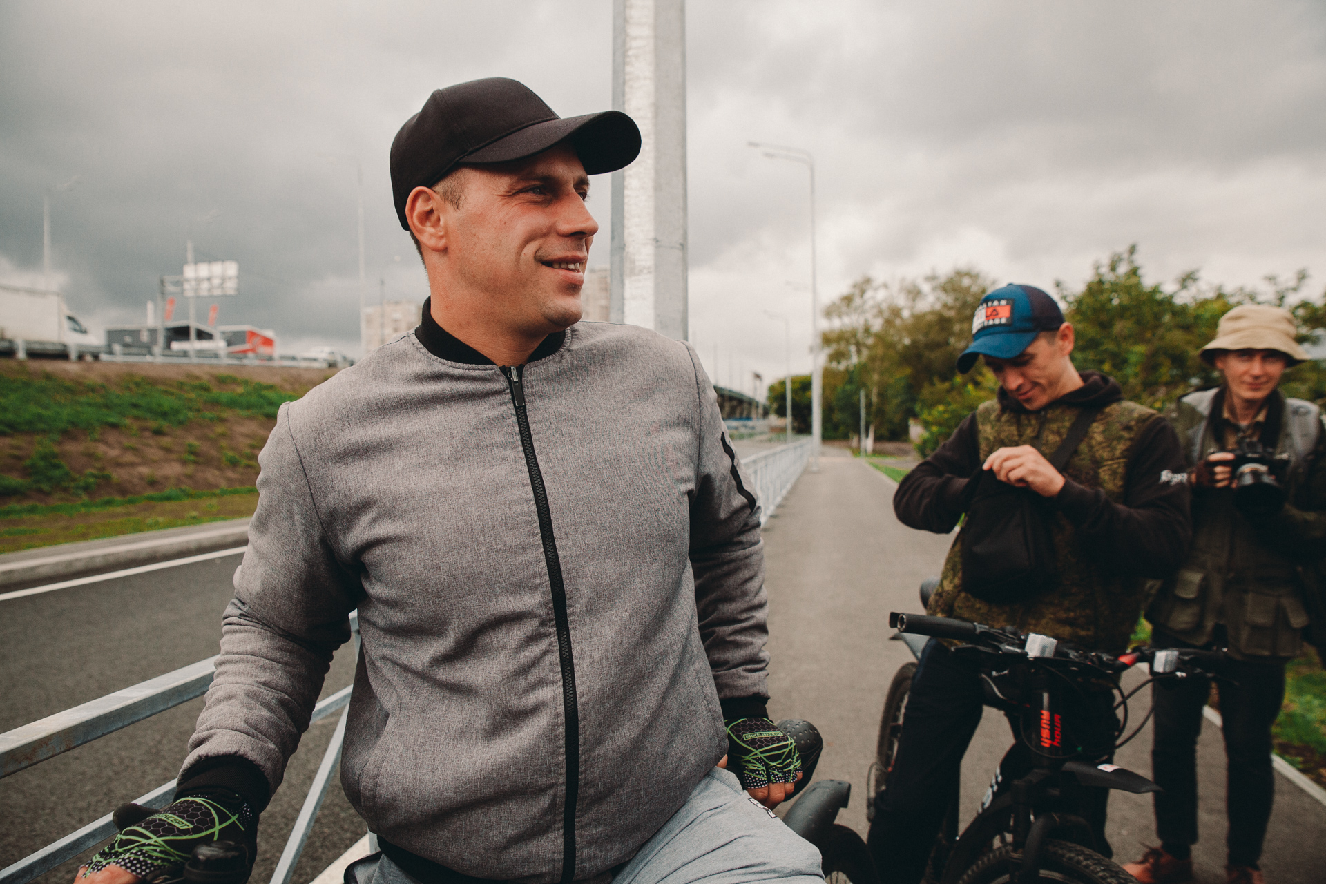 Тюменец говорит, что с передвижением по развязке у него проблем нет. Также уверяет, что он не работник «Мостостроя-11» под прикрытием