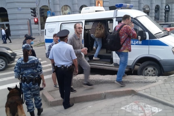 Административные материалы были собраны и в отношении музыкантов оркестра «Рви меха», которые выступали в центре города в воскресенье, 24 мая Административные материалы были собраны и в отношении музыкантов оркестра «Рви меха», которые выступали в центре города в воскресенье, 24 мая