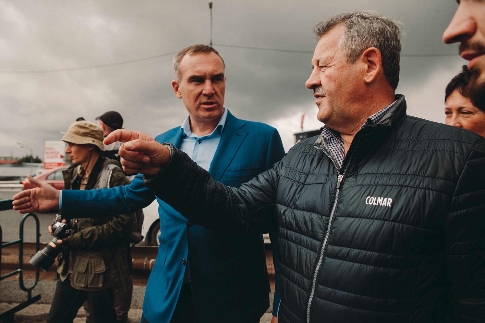 Руслан Кухарук у скандального забора. Говорит, что его сильно беспокоит, что через забор могут перелазить дети, что крайне опасно. Уверяет, что пройти по земле не потребует больше времени, чем проход по путепроводу Руслан Кухарук у скандального забора. Говорит, что его сильно беспокоит, что через забор могут перелазить дети, что крайне опасно. Уверяет, что пройти по земле не потребует больше времени, чем проход по путепроводу