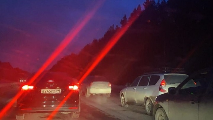 «Стоим уже второй час»: Челябинский тракт встал в пробку из-за ремонта моста