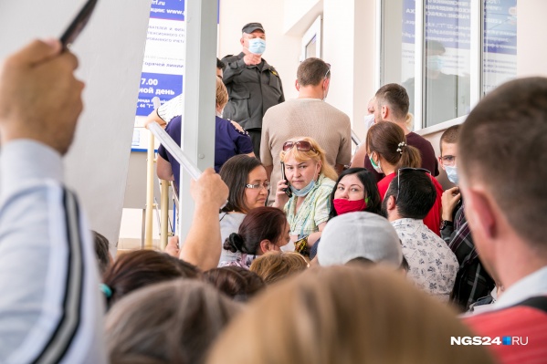 Очередь в отделении ПФР в Советском районе Красноярска собралась ещё утром и после обеда меньше не стала Очередь в отделении ПФР в Советском районе Красноярска собралась ещё утром и после обеда меньше не стала