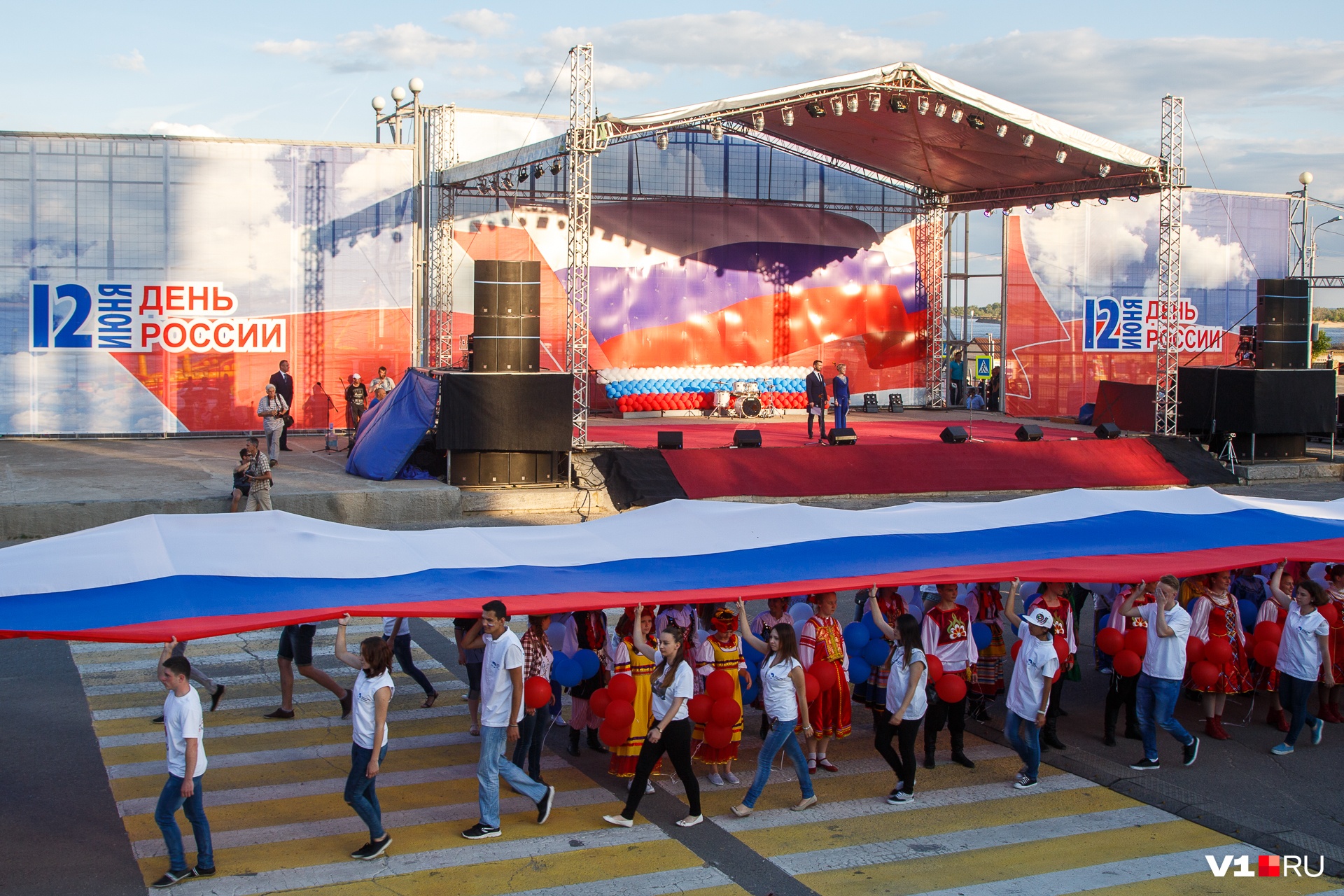 Население волгограда 2018. День России Волгоград. Волгоград население. День России в Волгограде 2021. Волгоград население 2022.