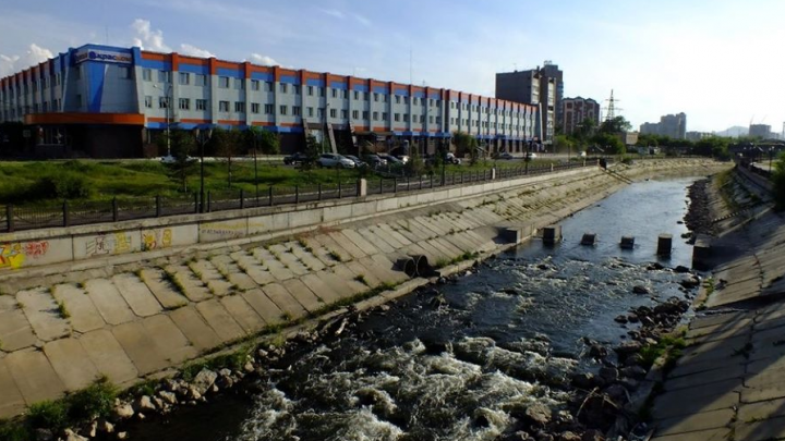 В центре Красноярска прохожие спасли тонущую в Каче женщину