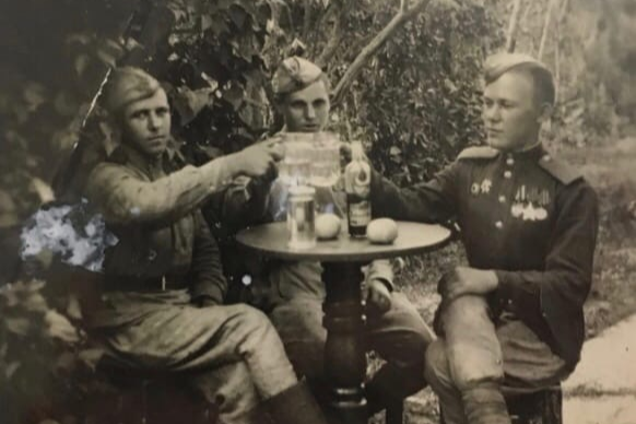 Василий Петрович Порошин (на фото справа) отмечает победу вместе со своими сослуживцами Василий Петрович Порошин (на фото справа) отмечает победу вместе со своими сослуживцами