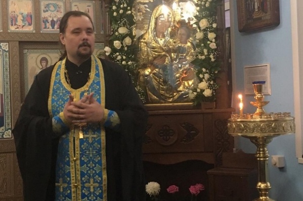 Отец Дмитрий в храме Иверской иконы Божией Матери Отец Дмитрий в храме Иверской иконы Божией Матери