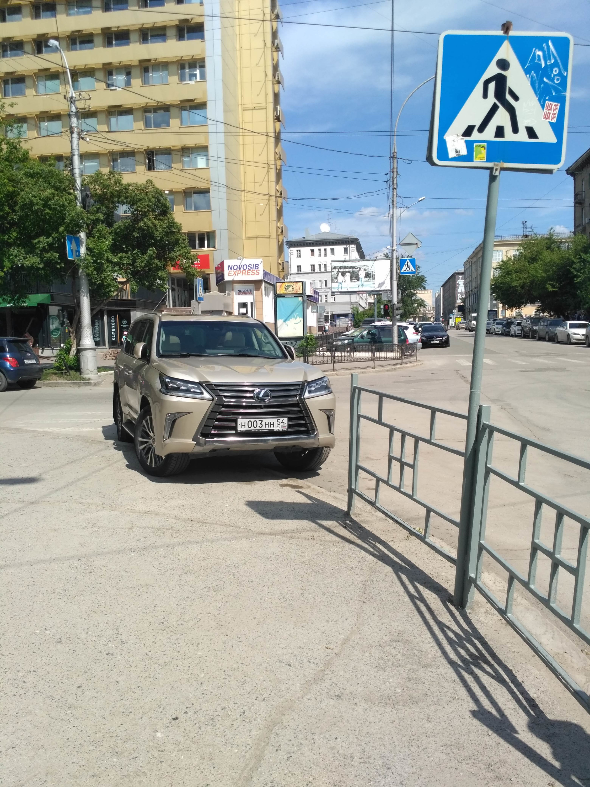 Lexus на перекрестке Lexus на перекрестке