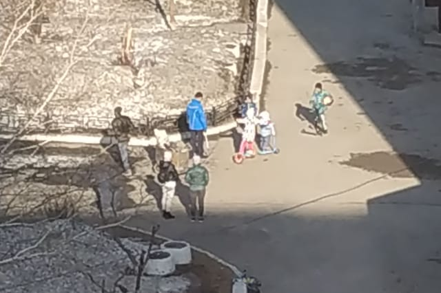 На улицах как и прежде гуляет много детей На улицах как и прежде гуляет много детей