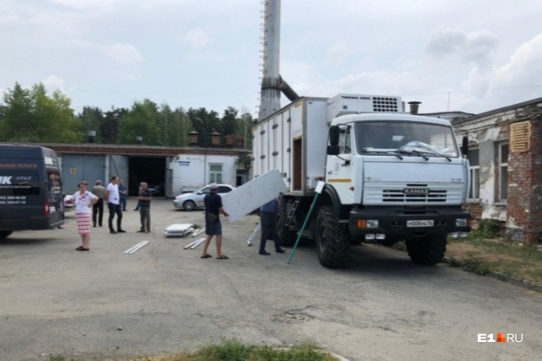 Рефрижератор для умерших пригнали к моргу 24-й больницы Рефрижератор для умерших пригнали к моргу 24-й больницы