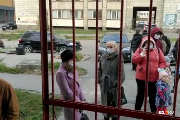 По словам родителей, в очередях в поликлинику они стоят больше часа По словам родителей, в очередях в поликлинику они стоят больше часа