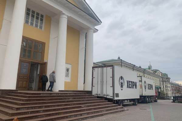 Выставку доставили на спецгрузовиках Выставку доставили на спецгрузовиках