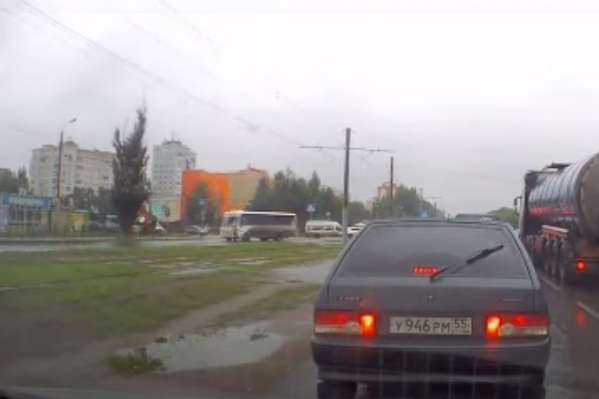 Автобус принадлежит индивидуальному предпринимателю Игорю Петухову Автобус принадлежит индивидуальному предпринимателю Игорю Петухову