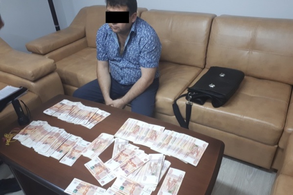 Мужчина при задержании заверял, что деньги — не взятка, а вознаграждение Мужчина при задержании заверял, что деньги — не взятка, а вознаграждение