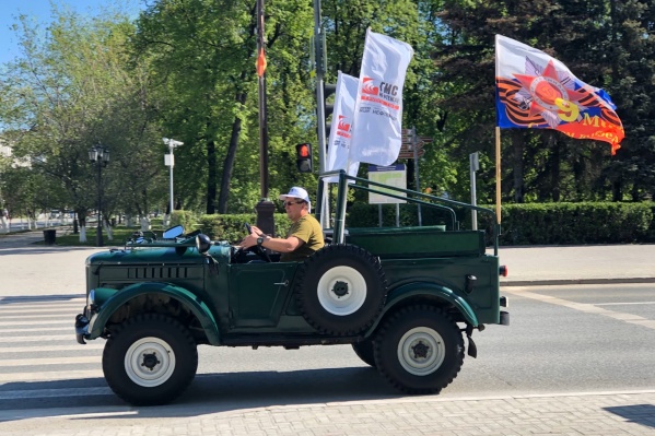 По городу все же ездят одинокие авто с флагами и символами Победы По городу все же ездят одинокие авто с флагами и символами Победы