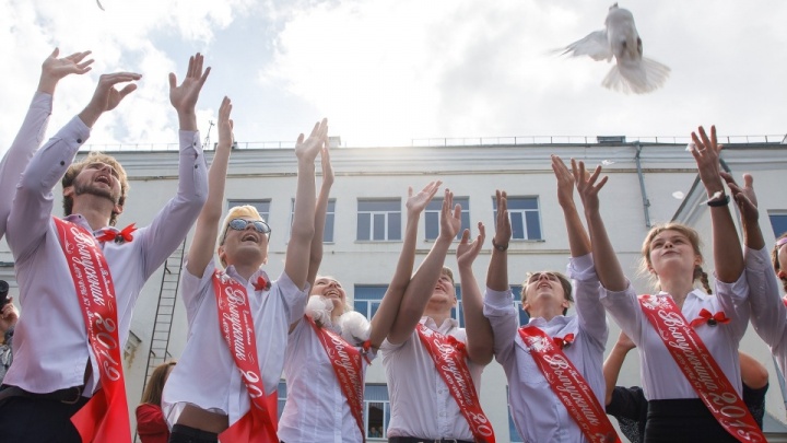 Выпуск, который войдет в историю: волгоградские школьники впервые отмечают последний звонок в режиме онлайн