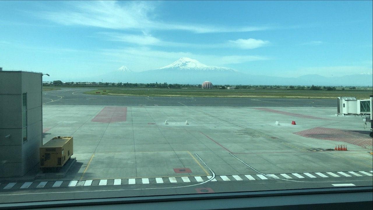 «Ждали самолета два месяца»: в Екатеринбург вылетел первый вывозной рейс из Еревана