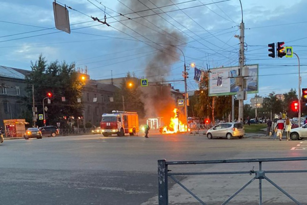Пожарно-спасательные подразделения ликвидируют пожар Пожарно-спасательные подразделения ликвидируют пожар