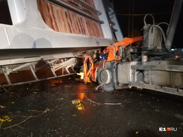 Рабочие уронили мост на кабину еще раз: 10 кадров спецоперации на Челябинском тракте