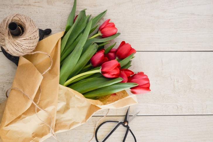 Анализ статистических данных по тратам клиентов МКБ показывает, что с каждым годом мужчины тратят на розы, тюльпаны и мимозы любимым женщинам всё больше денег<br>