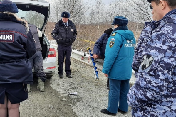 Спасатели контролируют опасные участки уже несколько месяцев Спасатели контролируют опасные участки уже несколько месяцев