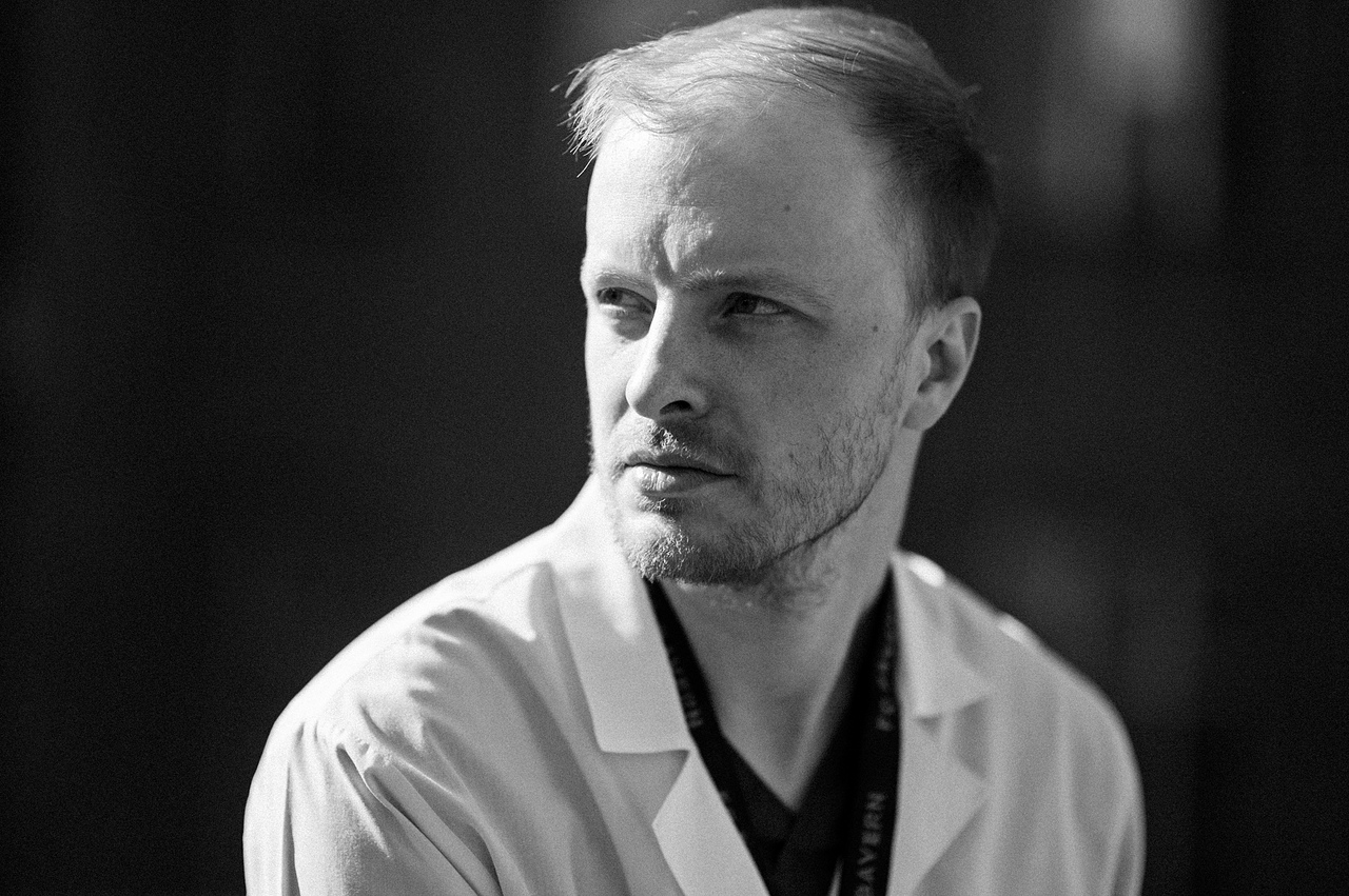 Врач травматолого-ортопедического отделения № 3 Андрей Репин Врач травматолого-ортопедического отделения № 3 Андрей Репин